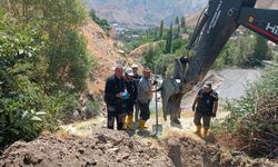 Hakkari'de su arıza ekibinin çetin mücadelesi