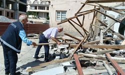 Hakkari Zabıtasından yıkım mesaisi