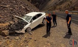 Çukurca Karayolunda Araç Kayalıkta Asılı Kaldı, 3 Kadın Yaralandı