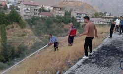 Hakkari'de anız yangını İtfaiye ekipleri yangını önledi