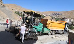 Hakkari’de sıcak asfalt çalışmaları sürüyor