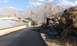 Hakkari’de asfalt seferberliği: Ekipler hafta sonu da sahada