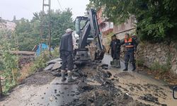 Hakkari’de belediye ekipleri yağmur altında arızalara müdahale ediyor
