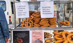 Hakkari'de salavat getirenlere simit dağıtıldı