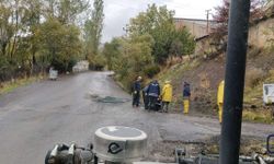 Hakkari'de tıkanan yağmur suyu kanalarına müdahale edildi