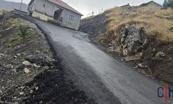 Hakkari’de Asfalt Tepkisi: 10 Haneli Mahalle Yolu Çamura Terk Edildi!