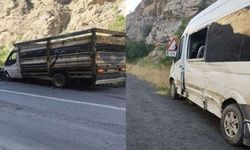 Hakkari’de kamyonet ile minibüs çarpıştı: 4 yaralı