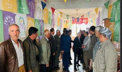 AK Parti Hakkari adayları Yeşil Sol Parti'nin seçim bürosunu ziyaret etti