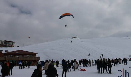 Hakkari'deki 5'nci Kar Festivaline binlerce kişi katıldı