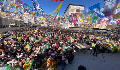 Hakkari'de Büyük Miting Coşkusu