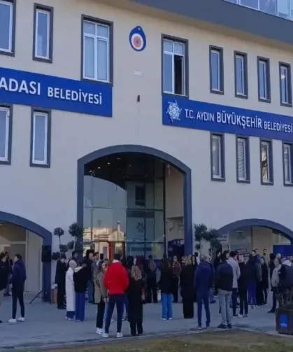 Kuşadası Belediyesi'ne operasyon: 15 kişi gözaltına alındı
