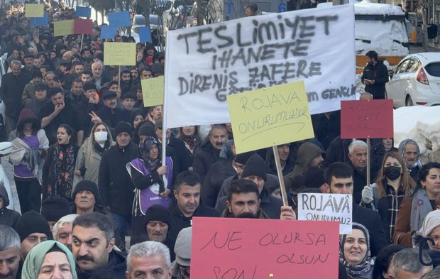 Hakkari’de Rojava’ya Yönelik Saldırılara Karşı Yürüyüş