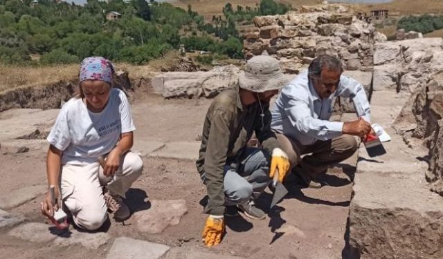 Ahlat'taki kazılar tarihe ışık tutuyor