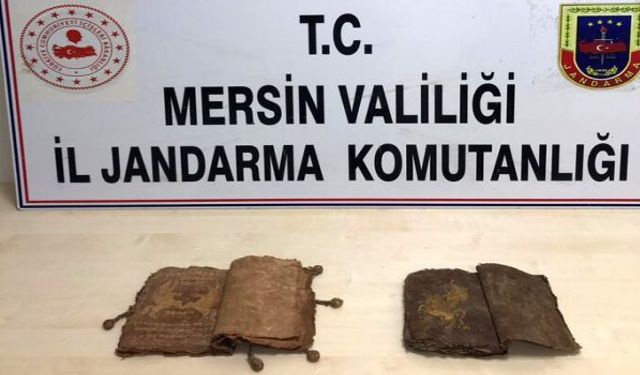 Tarihi iki 'büyü kitabı' ele geçirildi