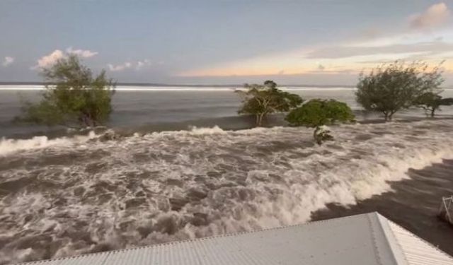 Tsunaminin vurduğu ada ülkesiyle iletişim koptu: Başbakana ulaşılamıyor
