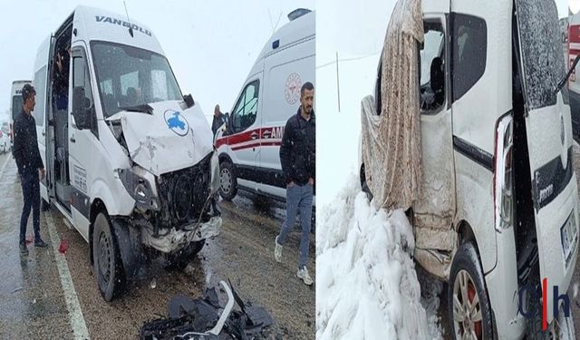 Van-Hakkari Karayolunda Minibüs ile Kamyonet Çarpıştı, 2 Kişi Yaralandı