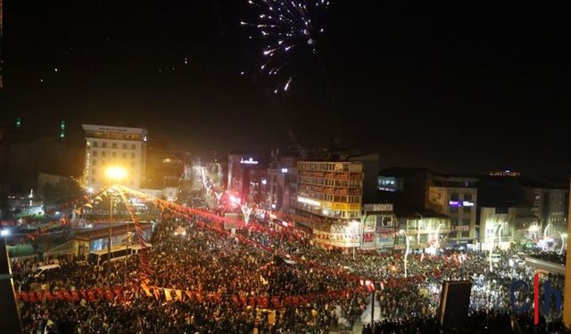 Van'da Kalabalıklar, Direniş Kutlamalarına Katılarak Coşkulu Bir Başlangıç Yaptı