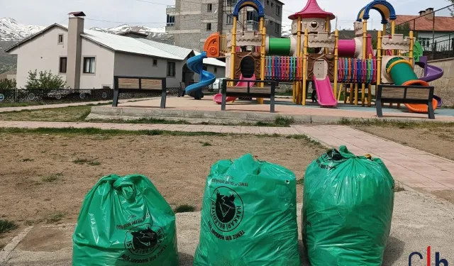 Hakkari’de Çocuk Oyun Parkları Temizleniyor