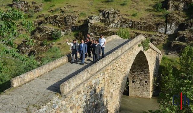Hakkari’de Tarihi Taş Köprüye Defineci Zararı