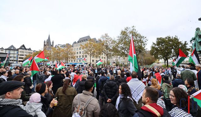 Almanya'da Filistin'e Destek ve Aşırı Sağa Karşı Gösteriler