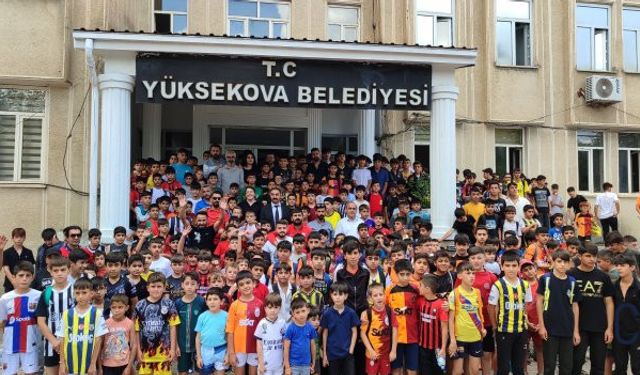 Yüksekova Belediyesi ücretsiz futbol okulu açtı