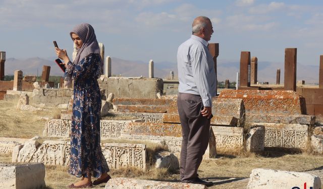 Halkların 5 bin yıllık mezarlığının kalıntıları  Van Gölü'nün çekilmesiyle gün yüzüne çıktı