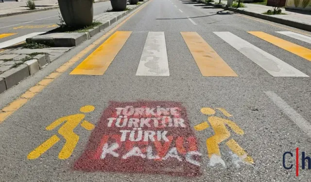 "Van'da 'Pêşî peya' Yazısına Zarar Verildi: 'Türkiye Türk’tür, Türk Kalacak' İfadesi yazıldı