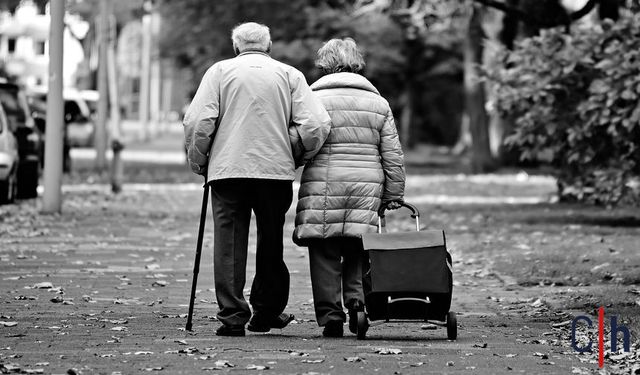 Dünya Yaşlanıyor, Türkiye de Listeye Girdi: En Hızlı Yaşlanan Ülkeler Açıklandı