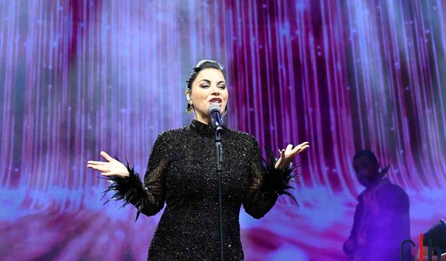 Zara, Aksu'da Duygu Dolu Bir Konser Verdi