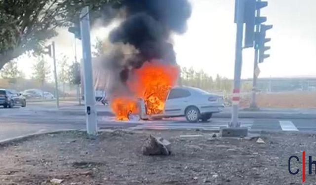 Seyir Halindeki Otomobil Alev Topuna Döndü