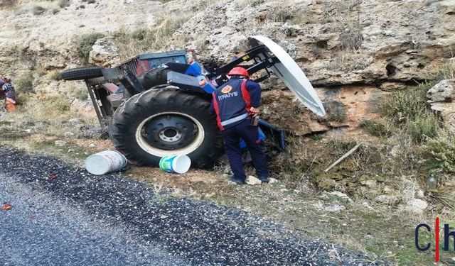 Seyir Halindeki Traktör Kayalara Çarptı, Sürücü Yaralandı