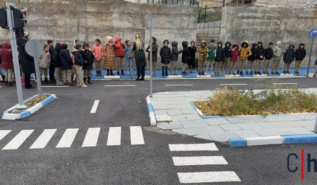 Hakkari'de Öğrencilere Trafik Bilinci Aşılayan Eğitim Verildi