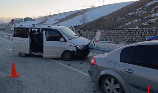 Hakkari'de Trafik Kazası: 3 Kişi Yaralandı