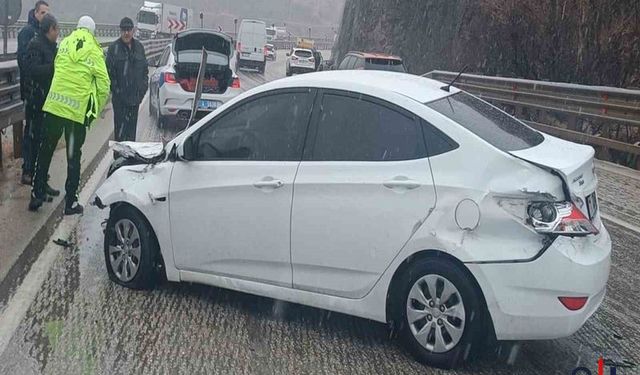 Kontrolden Çıkan Araç, Bariyerlere Çarptı: 3 kişi Yaralandı