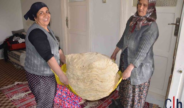 Yufka Ekmeği Kış Boyu Sofralarda: Kadınlar İmece Usulü Çalışıyor