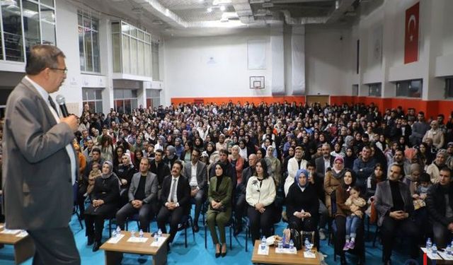 Hayati İnanç, Hakkari’de Kültür ve Sanat Günleri Etkinliğinde Hakkarililerle Buluştu