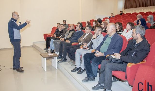 Hakkari Üniversitesi'nde Küresel Bağlantılar: "Yerelden Dünyaya Bir Tarih Okuması" Konferansı