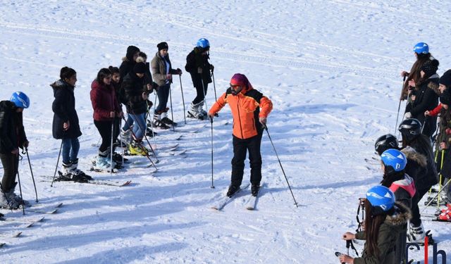 Hakkâri’de Kayak Kiralama Evi Hizmet Vermeye Devam Ediyor