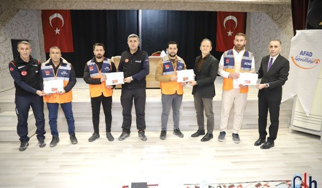 Hakkari AFAD Yetkilileri, Gönüllülere Eğitim Sonrası Kimlik Verdi
