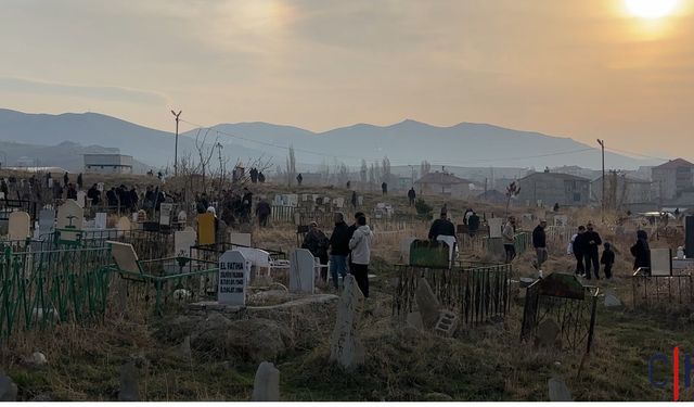 Hakkari'de Ramazan Bayramı’nda Mezarlıklara Ziyaretçi Akını