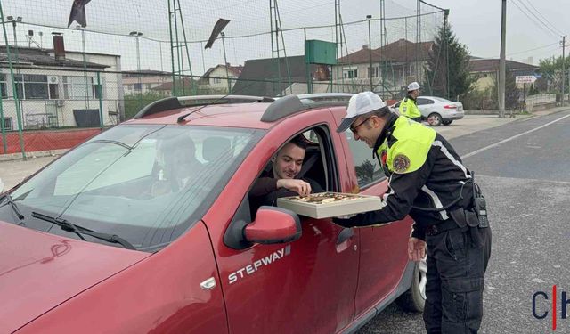 Trafik Ekipleri Bayram Denetimi Yaptı: Sürücülere Uyarı ve Çikolata İkramı