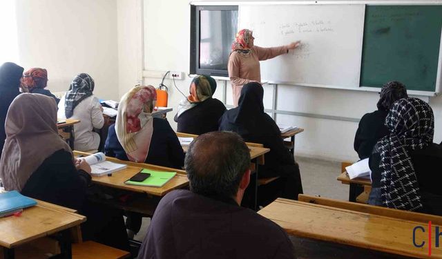 Halk Eğitim Merkezi, Okuma Yazma Bilmeyenlere Eğitim Veriyor