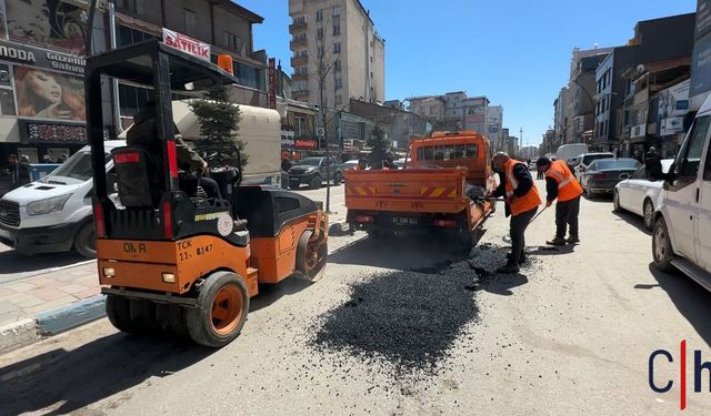 Çukurlarla Dolu Yollar Onarılıyor