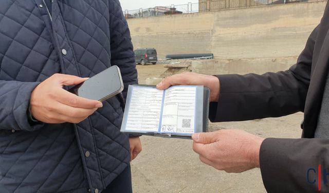 Başkale'de ilginç ticaret: Cep telefonu ile midibüsü takas ettiler