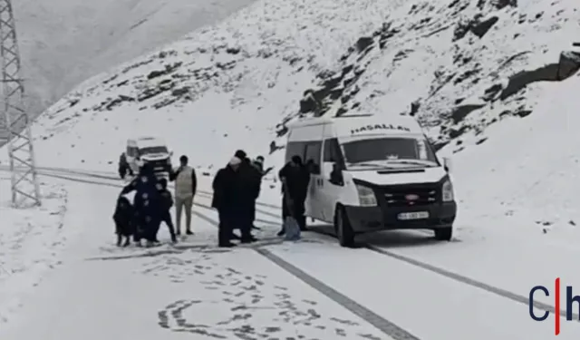 Hakkari'de Kar Engeli: İki Minibüs Yolda Mahsur Kaldı