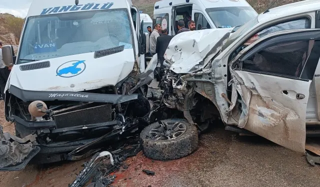 Hakkari'de Korkutan Trafik Kazası! 1’i Ağır 4 Kişi Yaralandı