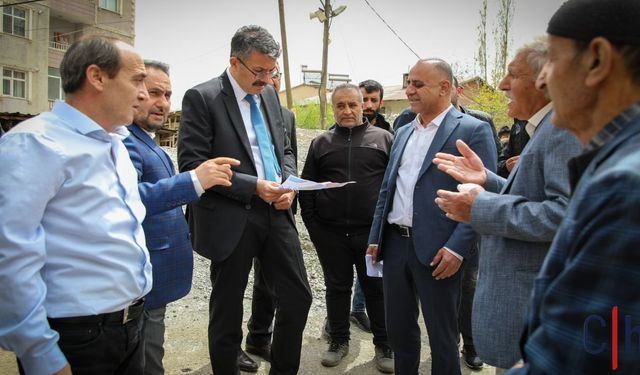 Cuma Namazı Sonrası Halkla Buluşma: Hakkâri Valisi Talepleri Dinledi