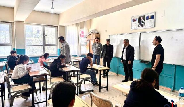 Hakkari'de 7.355 Öğrenci Bursluluk Sınavında Ter Döküldü