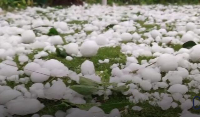 Derecik'te bilye büyüklüğünde dolu yağdı