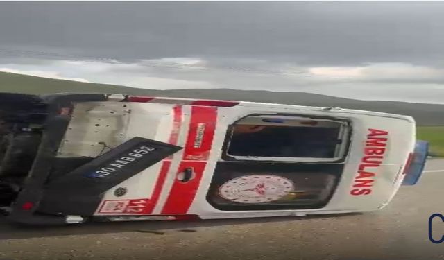 Hakkari'de Ambulans ile Sivil Araç Çarpıştı: 6 Yaralı